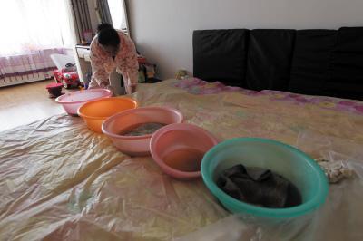 临城楼上漏水，住户失联，小区没物管，业主维权难！律师来支招……
